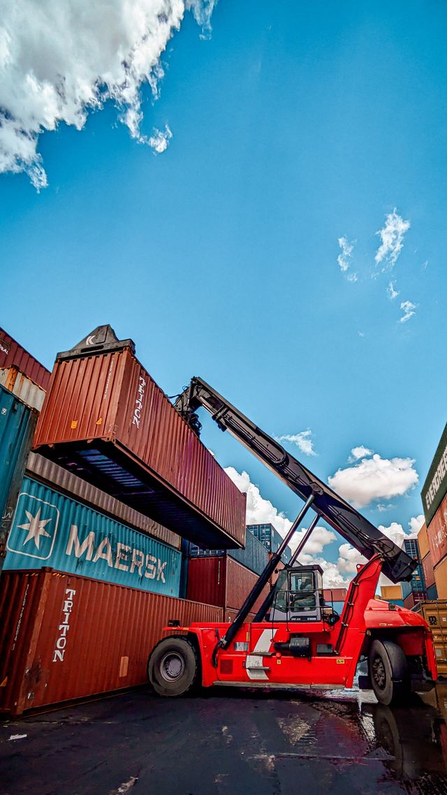 unload container without loading dock